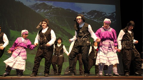 Özel bireylerin horon performansı alkışları topladı