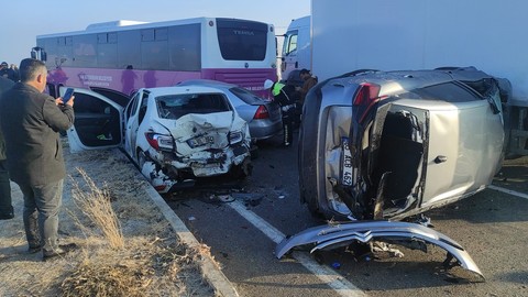 Van'da zincirleme trafik kazası: 1 ölü 51 yaralı