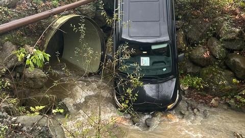 Komşuda turistleri taşıyan minibüs dereye uçtu. 3 yaralı