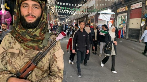 Suriye'de silahlar çiçek açtı