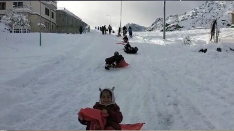 Kar yağdı herkesin neşe kaynağı oldu