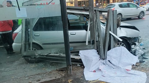 Ankara'da feci kaza: Otobüs durağına daldı