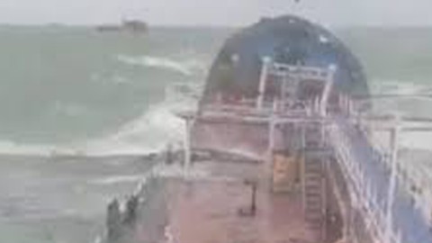 Petrol sızıntısı riski! Rusya’ya ait 2 tankerden biri battı, diğeri sürüklendi