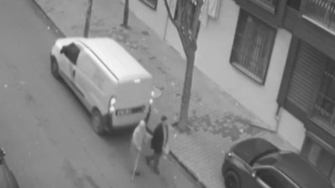 Esenyurt'ta trafik kazası! PTT otobüsü yaşlı çifte çarptı