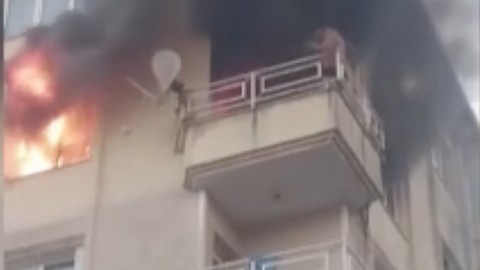 Apartmanda yangın çıktı, balkona sığındı