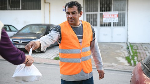 Çayırova Belediyesi vatandaşlara sıcak yemek ulaştırmaya devam ediyor