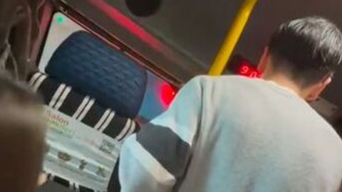 Şoförü yolcular ücret ödemedi diye çılgına döndü