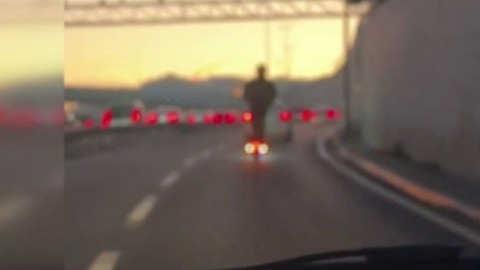 Küçükçekmece'de scooter ile trafiğe çıkan vatandaş kamerada