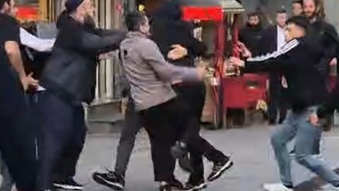 Eminönü'nde iki grup yumruk ve sopalarla birbirine girdi!