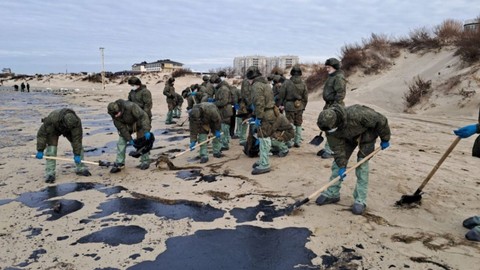 Kerç Boğazı'nda ikiye ayrılan petrol tankeri çevre felaketine neden oldu