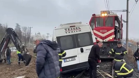 Kırklareli'nde feci kaza: Yük treniyle servis minibüsü çarpıştı!