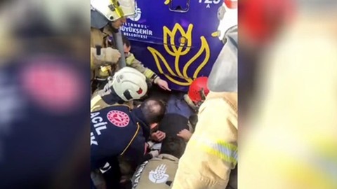 Beyoğlu'nda yolun karşısına geçmek isteyen yaşlı adama tramvay çarptı