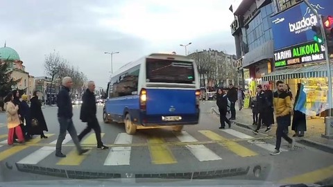 Sakarya'da trafik magandası hem kırmızı ışıkta geçti hem de yayaya çarpıyordu