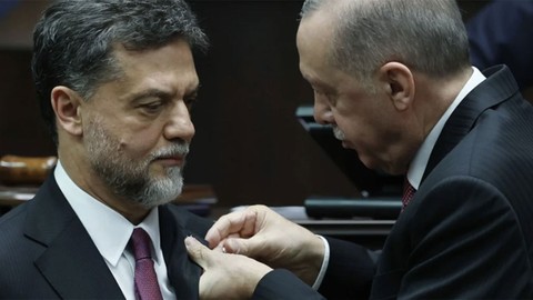 Nedim Yamalı AK Parti'ye katıldı, rozetini Cumhurbaşkanı Recep Tayyip Erdoğan taktı