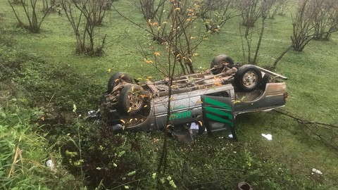Sakarya'da kontrolden çıkan kamyonet tarlaya uçtu!