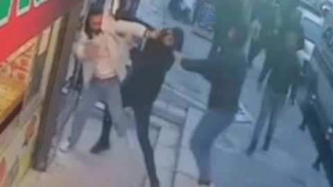 Sokakta karşılaştığı husumetlisine tekme tokat saldırdı