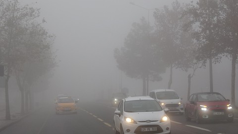 Diyarbakır'da yoğun sis sebebiyle uçak seferleri aksadı