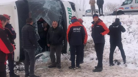 Kars'ta otobüs devrildi: 23 yaralandı!