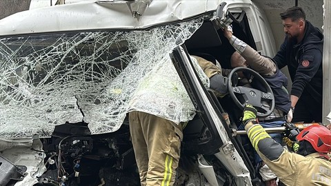 Anadolu Otoyolu'nun Düzce kesiminde facia: Önce TIR'a sonra bariyerlere çarptı!