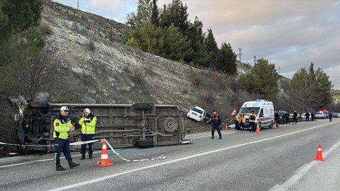 Balıkesir'de facia: Otomobil minibüs ile çarpıştı, onlarca yaralı var!