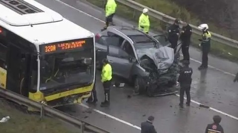 Sancaktepe'de feci trafik kazası! Otomobil İETT otobüsüne çarptı