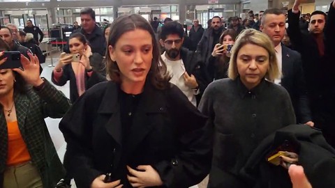 Oyuncu Serenay Sarıkaya tanık sıfatıyla ifade vermek üzere adliyeye geldi