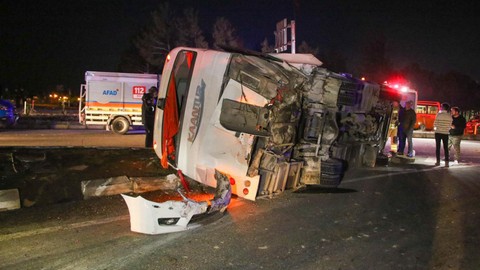 Uşak'ta facia: İşçi servisiyle otomobil çarpıştı!