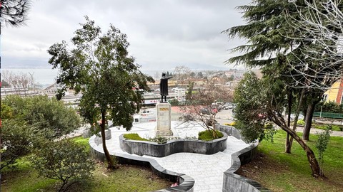 Kocaeli Büyükşehir Belediyesi, Atatürk Heykeli’nin temizliğini yaptı