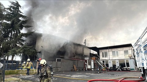 İstanbul'da yangın: İş yeri alevlere teslim oldu!