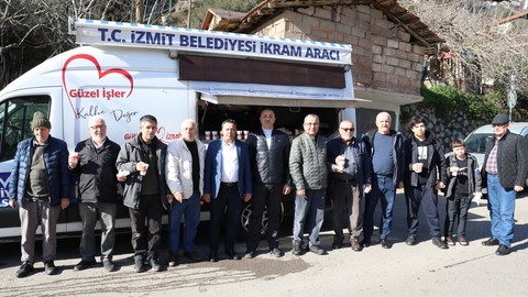 İzmit Belediyesi Cuma Namazı çıkışı Köprübaşı Camii Cemiyeti ile bir araya geldi