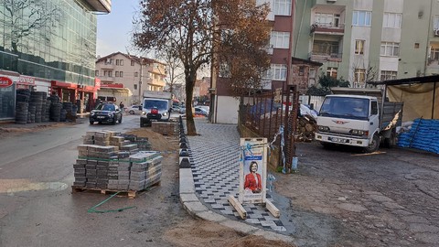İzmit Belediyesi Şehit Kazım Caddesi'nde çalışmalarına son hız devam ediyor