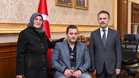 Vali İlhami Aktaş Şehit İlimdar Atasoy'un yeğeni ve annesini makamında ağırladı