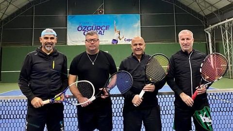 Kocaelispor'un Pendik maçı önce İsmet Taşdemir ve Recep Durul tenis oynayarak stres attı