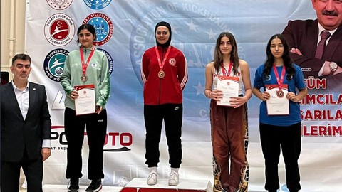 Çayırova’ya kick boksta 2 madalya birden