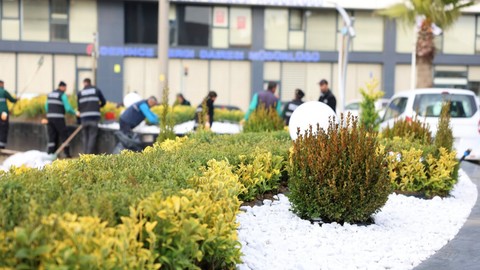 Derince’de yeşil alanlar ve parklar güzelleşiyor