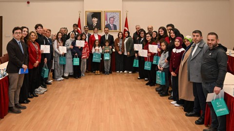 Resim yarışmasına katılan öğrenciler İlhami Aktaş'ı ziyaret etti