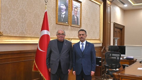 Emekli Ziraat Mühendisi Muharrem Serttaş, Kocaeli Valisi İlhami Aktaş’ı ziyaret etti