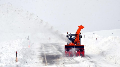Kar yağışı birçok kenti etkisi altına aldı: 55 yol ulaşıma kapandı