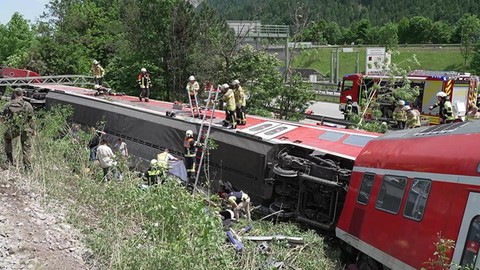 Almanya'da tren ve tır çarpıştı: 1 ölü, 25 yaralı