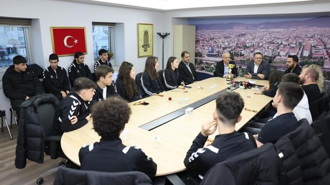 Sertif Gökçe şampiyon voleybolcuları ağırladı