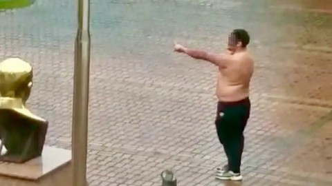 Elinde kesici alet, yarı çıplak halde belediyenin kapısına dayandı!