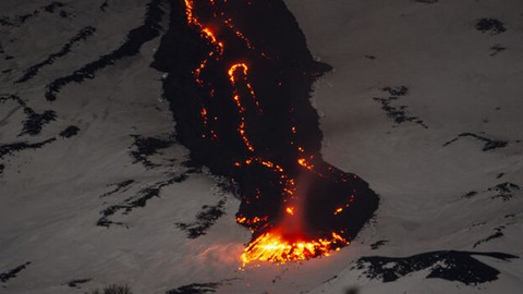 Etna Yanardağı'ndaki lav akışı devam ediyor