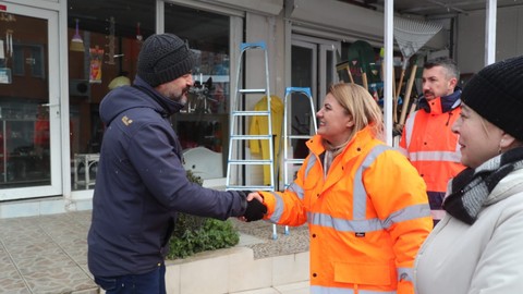 İzmit Belediyesi karla mücadelede esnaftan tam not aldı!