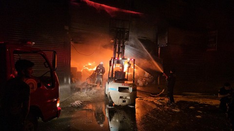 Antalya'da sanayi sitesinde yangın çıktı!