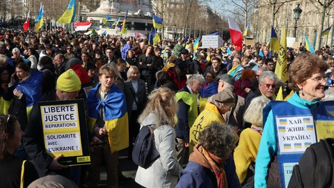 Fransa'da Ukrayna-Rusya savaşının yıldönümü öncesi binlerce kişi sokağa indi