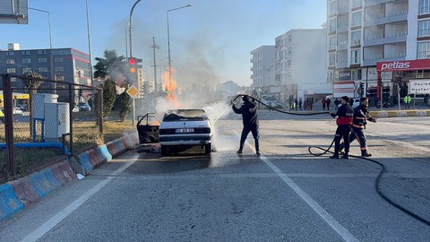 Seyir halindeki araç alev alev yandı!