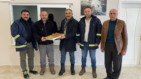 Kar küreme ekiplerine baklava ikramı!