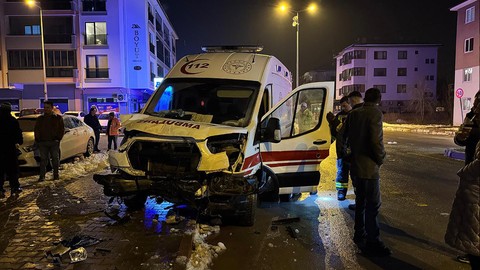 Ambulans ile otomobil kazaya karıştı: Birçok yaralı var!