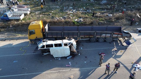 Minibüs TIR'a çarptı: 6 ölü