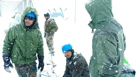 Hindistan’da çığ: Onlarca kişi kar altında!